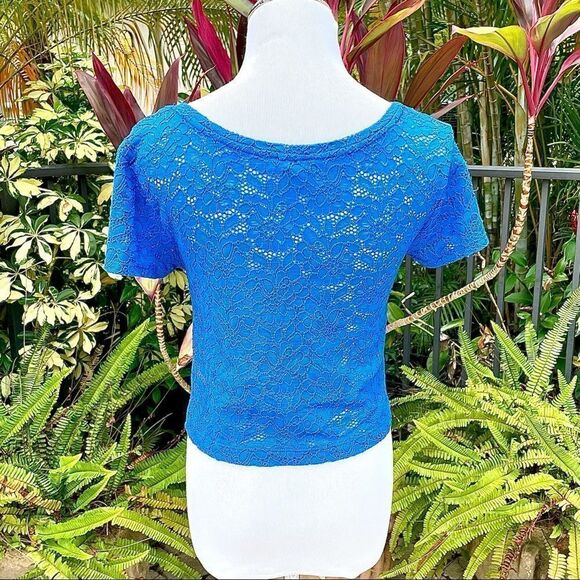 Express Blue Lace Cropped Tee - Picture 4 of 7